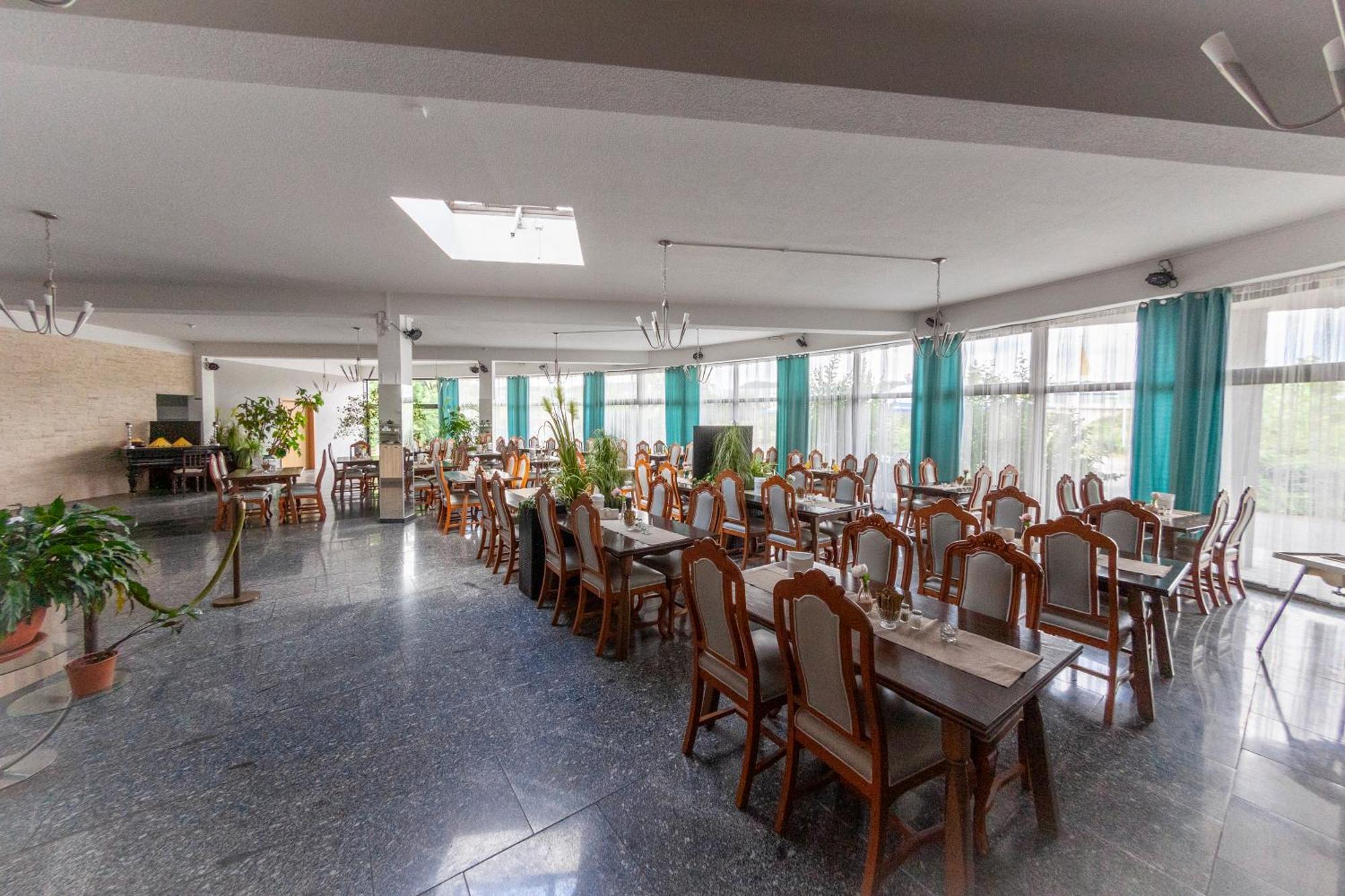 West Hotel An Der Saechsischen Weinstrasse 라데보일 외부 사진