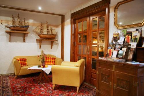 West Hotel An Der Saechsischen Weinstrasse 라데보일 외부 사진