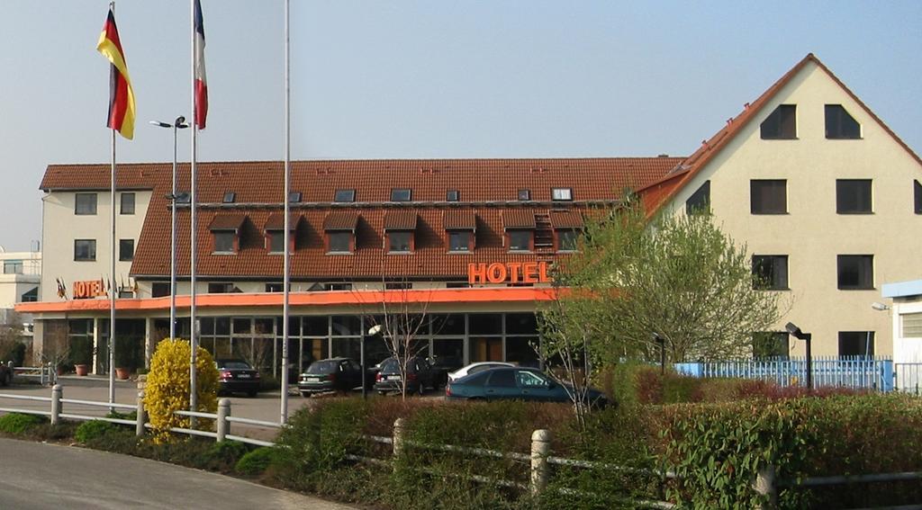 West Hotel An Der Saechsischen Weinstrasse 라데보일 외부 사진