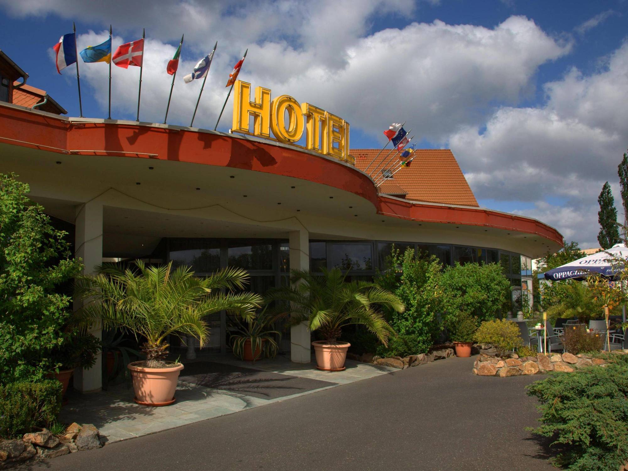 West Hotel An Der Saechsischen Weinstrasse 라데보일 외부 사진
